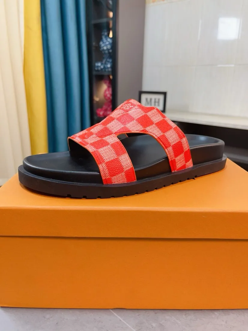 Men's shoes💰300🌹🌹【LV】Multi-color new men's slippers, original top-quality version, original special cowhide with pebbled embossing➕sheepskin on the inner and side, non-slip combination sole, more stable walking, more comfortable and lightweight, high-end and generous, size: 38~44